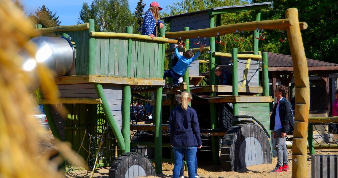 großes Klettergerüst mit spielenden Kindern