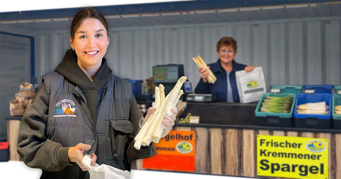 Spargelverkaufsstand in Brandenburg mit Verkäuferin mit frischem Spargel in der Hand