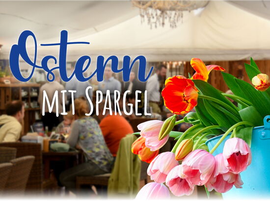 Strauß Tulpen im Spargelrestaurant serviert Spargelgerichte