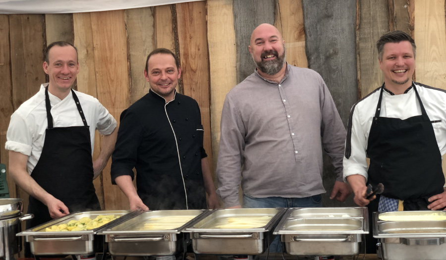 Köche richten das Spargel-Satt-Buffet an