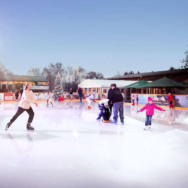 Echteisbahn in Kremmen - Schlittschuhlaufende Personen