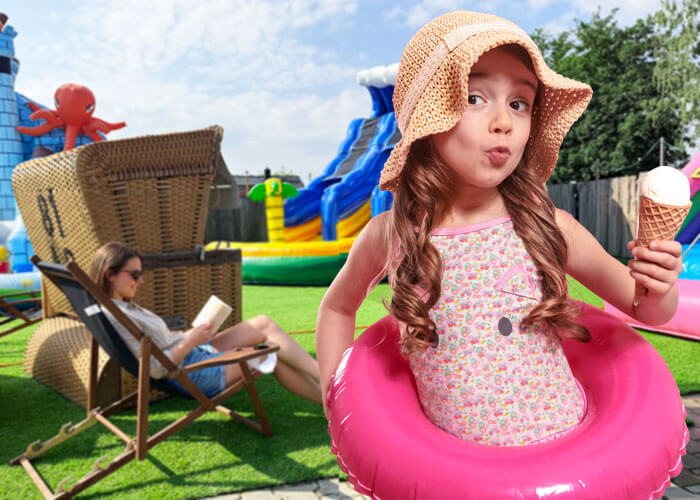 Kind im Schwimmreifen isst ein Eis. Im Hintergrund sieht man die Beachterrasse und eine Frau im Liegestuhl