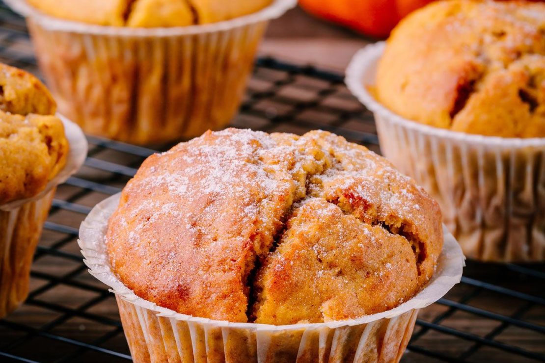 Kürbis-Cheesecake-Muffins auf einem Blech