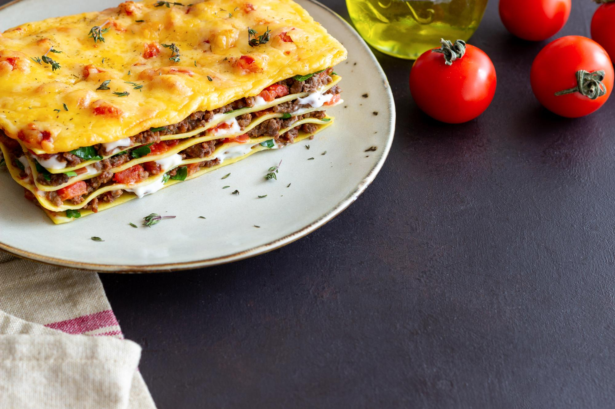 Teller mit heißer Spargel-Lasagne