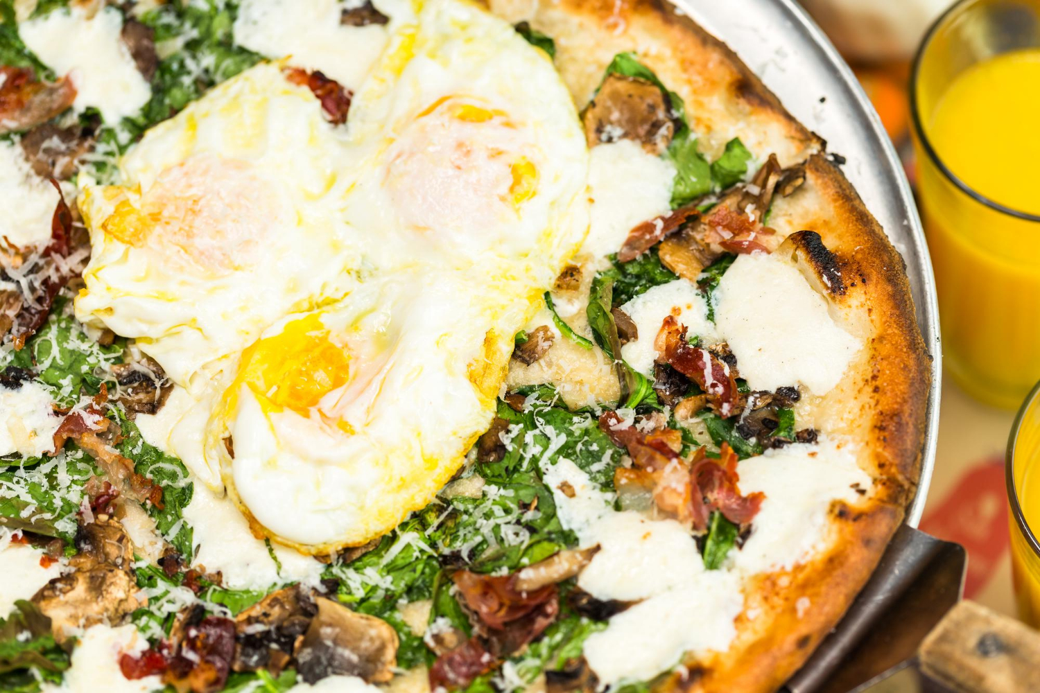 Spargelpizza mit Cabanossi und Feta